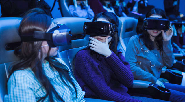‘4DX’관에서 VR 기기를 쓴 채 영화를 보고 있는 관객들. 360도로 촬영해 고개를 돌리는 만큼 넓게 보인다. CGV 제공