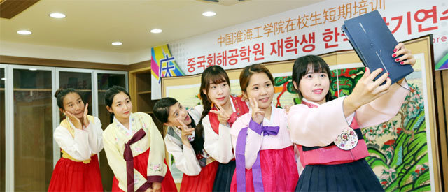 중국인 유학생들이 지난해 영진전문대 정보관 내 한국문화체험시설에서 한복을 입고 기념사진을 찍고 있다.
영진전문대 제공