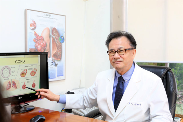 한방 칵테일 복합처방으로 COPD 환자들을 치료하고 있는 김남선 영동한의원 원장.