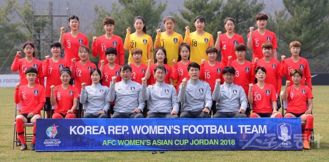 4월 요르단 암만에서 열리는 2018 아시아축구연맹(AFC) 아시안컵 본선에 출전하는 여자 축구대표팀이 27일 축구대표트레이닝센터(NFC)에서 미디어데이를 가졌다. 대표팀 코칭스텝과 선수들이 기념촬영을 하고 있다. 파주 | 김종원 기자 won@donga.com