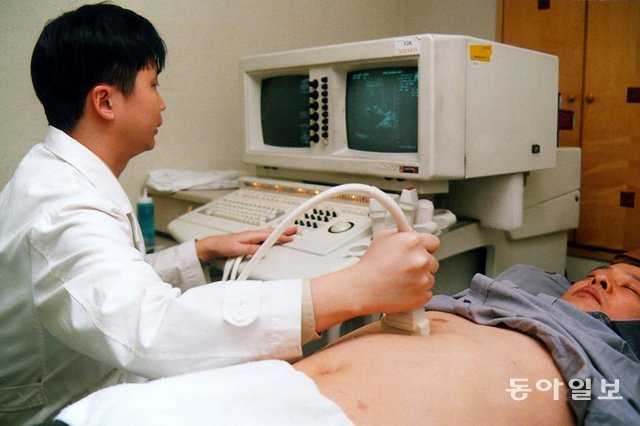 보건복지부가 최근 발표한 ‘상복부 초음파 건강보험 전면 적용 고시 개정안’ 에 의사가 직접 초음파를 한 경우에만 허용한다는 내용을 포함했다. 이에 대해 방사선사들이 일자리를 위협한다며 거세게 반발하고 나섰다. 동아일보DB