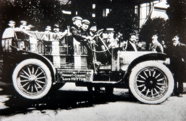 1907년 베이징-파리 간 경주에서 2위를 차지한 스피케르 14/18HP 투어러. 차체 옆에 루이 비통 트렁크가 달려 있다.