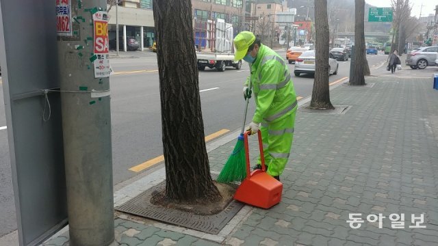 27일 서울의 한 거리에서 환경미화원이 겨울용 방한 마스크를 낀 채 청소하고 있다. 이지운 기자 easy@donga.com