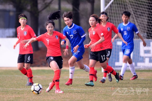 4월 요르단 암만에서 열리는 2018 아시아축구연맹(AFC) 아시안컵 본선에 출전하는 여자 축구대표팀이 27일 축구대표트레이닝센터(NFC)에서 능곡고와 연습경기를 가졌다. 한국 이민아가 공격을 하고 있다. 파주 | 김종원 기자 won@donga.com