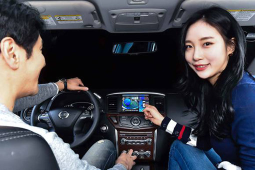 한국닛산이 27일 진행한 ‘인텔리전트 모빌리티 세이프티 캠페인’에서 모델이 차량 속 ‘인텔리전트 어라운드 뷰 모니터’를 선보이고 있다. 사진제공｜한국닛산