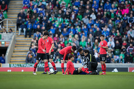 북아일랜드전에서 무릎 부상을 당한 김진수. 사진제공｜대한축구협회