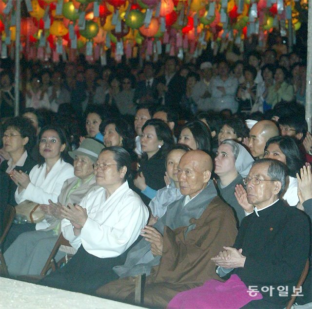 2005년 서울 성북구 길상사에서 열린 부처님오신날 기념 음악회에 참석한 법정 스님(오른쪽에서 두 번째)과 김수환 추기경(오른쪽). 동아일보DB