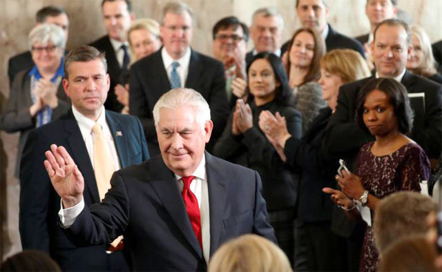 렉스 틸러슨 전 미국 국무장관(앞)이 14일 사임 회견 후 국무부 직원들의 박수를 받으며 회견장을 떠나고 있다.