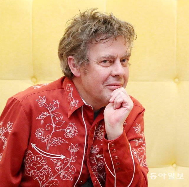 26일 서울 용산구에서 만난 세계적 음악축제 기획자 마틴 엘본. 그는 “(대형 월드뮤직 축제) 워매드(WOMAD)를 함께 만든 음악가 피터 게이브리얼을
비롯해 많은 세계적 인사가 DMZ 무대를 기대하고 있다”고 전했다. 김재명 기자 base@donga.com