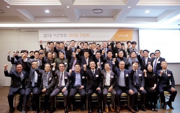 이건창호는 27일 서울 마포구 서교동 이건하우스에서 대리점주 및 관계자 70여명이 참석한 가운데 ‘2018 이건창호 대리점 간담회’를 개최했다. 사진제공=이건창호