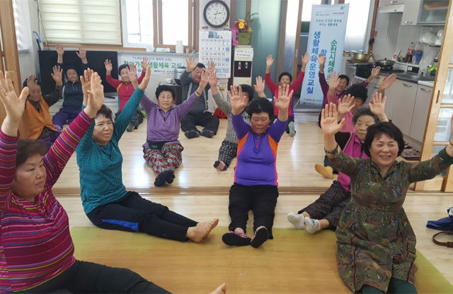 전남 순천시 스포츠산업과가 운영하는 생활체육운영교실 지도자들이 이달 초 해룡면 와온9988쉼터에서 건강체조 시간을 갖고 있다. 순천시 제공