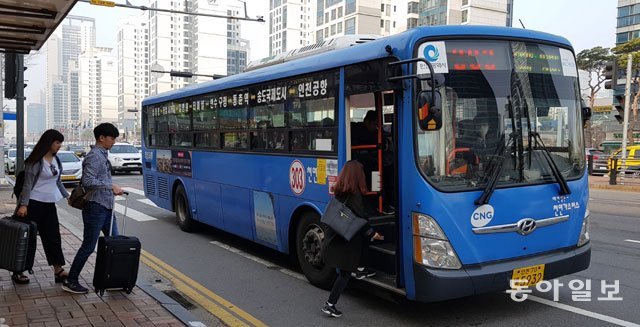 28일 오전 출근시간에 인천 연수구 송도국제도시 이안송도정거장에서 303번 시내버스에 오르는 시민들. 인천대교 고속도로에 진입하기 전 마지막 정거장이지만 만석으로 오기 일쑤여서 못 타는 시민들이 많다. 김영국 채널A 스마트리포터 press82@donga.com