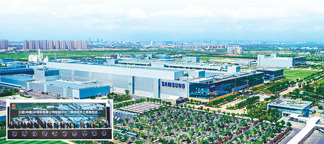 삼성전자가 28일 오전 중국 산시성 시안시 반도체 공장에서 두 번째 라인 건설을 시작했다. 2012년 9월 착공해 현재 가동 중인 첫 번째 라인의 전경. 작은 사진은 이날 열린 기공식 장면. 삼성전자 제공