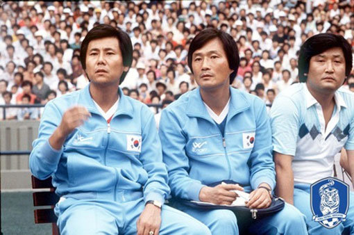 1986 멕시코 월드컵 대표팀 코치 시절 김호곤(가운데). 사진제공｜대한축구협회