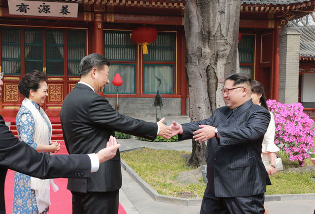 숙소 찾아온 시진핑, 반기는 김정은 27일 중국 베이징 댜오위타이 양위안자이에서 열린 오찬에 참석한 
김정은 북한 노동당 위원장(오른쪽)과 시진핑 중국 국가주석(왼쪽에서 두 번째)이 환히 웃으며 악수를 하고 있다. 오찬에는 시 
주석의 부인 펑리위안 여사(왼쪽)와 김정은의 부인 리설주도 참석했다. 사진 출처 조선중앙통신