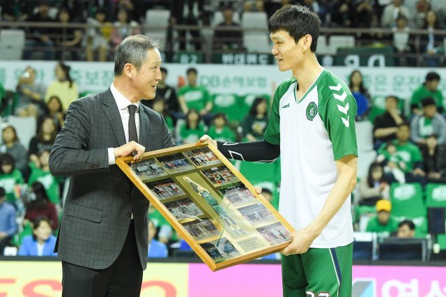 DB 김주성(오른쪽)이 28일 KGC와의 4강 플레이오프 1차전에 앞서 이성훈 KBL 사무총장에게 기념액자를 받고 있다.