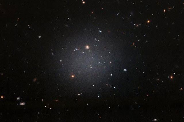 ‘NGC 1052-DF2’가 속한 NGC 1052 은하 그룹. NGC 1052-DF2는 암흑물질이 다른 은하에 비해 부족한 반면 은하를 구성하는 성단의 크기는 2배 큰 이례적인 은하다. 미국항공우주국 제공