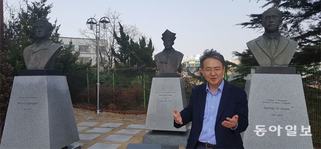 인천 내리교회의 작은 뜰에 조성된 아펜젤러 선교사와 김기범 조원시 목사의 흉상(왼쪽부터). 김흥규 목사는 “지상이나 천상이나 남는 것은 사랑이다. 부활절을 맞아 다른 무엇보다 사랑이 부족한 것을 반성해야 한다”고 말했다. 인천=김갑식 기자 dunanworld@donga.com