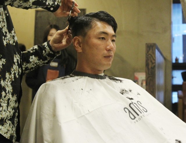 소아암 환우를 돕기 위해 머리를 기른 뒤 이발을 한 김광현. 사진제공｜SK 와이번스