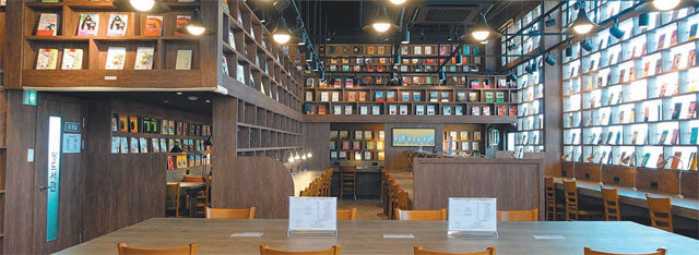 커피랑도서관은 형식적인 카페를 탈피하여 주목받고 있다.