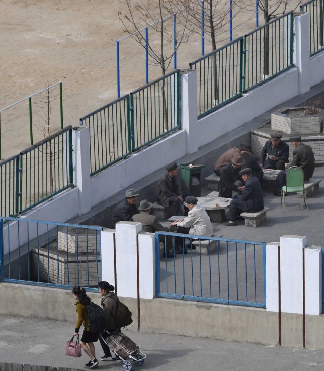 31일 오전 남북평화협력기원 남측예술단 평양공연팀이 평양 순안 공항에 도착한 가운데 숙소인 고려호텔 인근공원에서 평양 시민들이 따뜻한 날씨속에서 휴일을 즐기고 있다. 2018.3.31 평양공연 사진 공동취재단