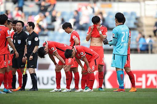 제주 유나이티드가 좀처럼 침체에서 벗어나지 못하고 있다. 3월 31일 수원 삼성전에서 0-1로 패한 뒤 고개를 숙이고 있는 제주 선수들. 사진제공 ｜ 한국프로축구연맹