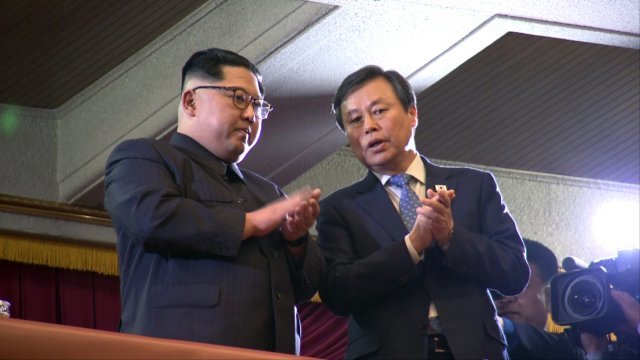 김 위원장과 도 장관.공연시작 직전
2018.4.1 평양공연 사진 공동취재단