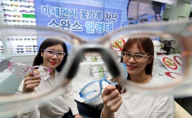 아이닥안경은 1일 서울 명동 안경원에서 미세먼지와 꽃가루를 막아주는 전용안경 ‘스완스 방풍 안경’ 판매를 시작했다. 가격은 39,000원이다.