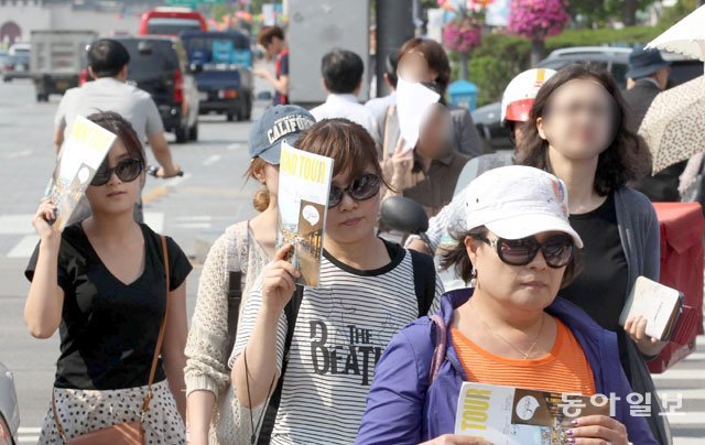 봄철 강한 자외선은 일광화상이나 기미, 주근깨를 일으킬 수 있다. 전문의들은 외출 전 자외선 차단제를 챙겨 바르길 권한다. 동아일보DB