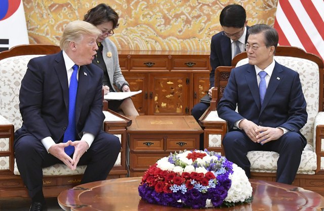 문재인 대통령과 대화를 나누는 도널드 트럼프 미국 대통령. 이 자리에서 트럼프 대통령은 한국이 P-8을 차기 대잠초계기로 도입할 것을 은근히 압박했습니다.