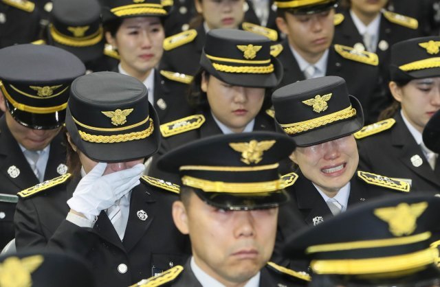 2일 충남 아산 이순신체육관에서 열린 순직 소방공무원과 임용 예정 교육생의 합동 영결식에 동료들이 눈물을 흘리고 있다.