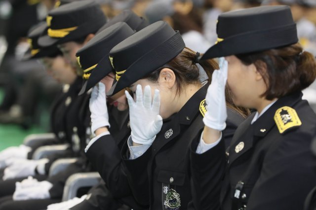 2일 충남 아산 이순신체육관에서 순직 소방공무원과 임용 예정 교육생의 합동 영결식이 열리고 있다.