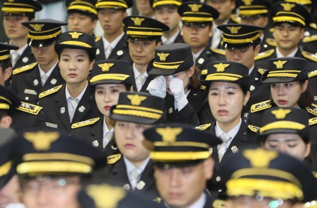 2일 충남 아산 이순신체육관에서 순직 소방공무원과 임용 예정 교육생의 합동 영결식이 열리고 있다.