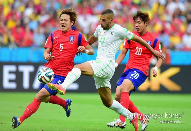 브라질 월드컵 알제리전에서 김영권-홍정호가 슬리마니를 막지 못해 실점하는장면. 사진=게티이미지코리아