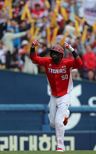 1일 서울 잠실야구장에서 열린 ‘2018 신한은행 MY CAR KBO리그’ LG 트윈스와 KIA 타이거즈의 경기 2사 2루에 KIA 버나디나가 역전 투런홈런을 때리고 베이스 러닝을 하고 있다. 사진제공｜스포츠코리아