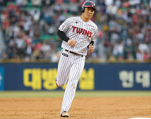 지난 토요일 경기에서 양현종을 상대로 투런 홈런을 치고 베이스를 돌고 있는 오지환. 사진제공｜LG 트윈스