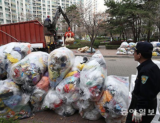 2일 서울 영등포구의 한 아파트 단지에서 재활용 쓰레기 수거업체 직원이 폐비닐과 플라스틱 등을 차량으로 옮기고 있다. 환경부는 
이날부터 재활용 쓰레기 수거가 재개될 것이라고 발표했지만 실제 수거가 이뤄진 곳은 일부 지역에 불과했다. 변영욱 기자 
cut@donga.com
