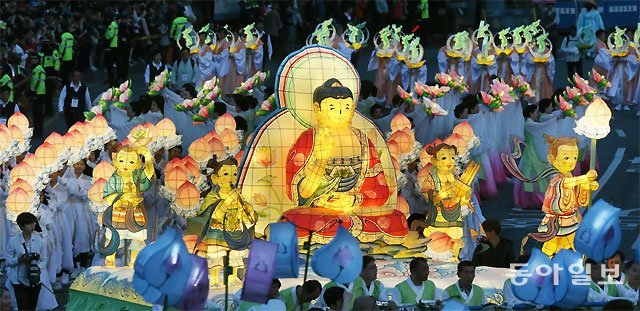 지난해 부처님오신날(불기 2561년)을 기념해 서울 종로 일대에서 열린 연등회 모습. 동아일보DB