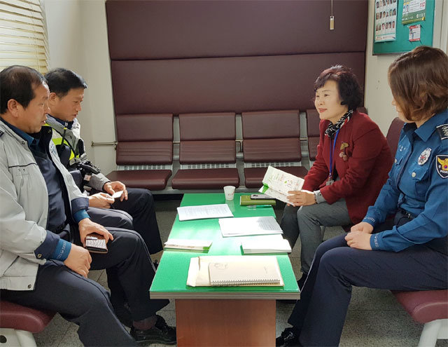 충북 옥천군보건소 관계자들이 경찰을 찾아 치매 안심망 구축과 관련해 협의하고 있다. 옥천군 보건소 제공