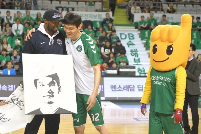 DB 김주성(오른쪽)이 동료 외국인 선수 로드 벤슨이 직접 그려 선물한 자신의 얼굴 액자를 들어보이고 있다. 두 선수는 이번 시즌을 끝으로 동반 은퇴한다.