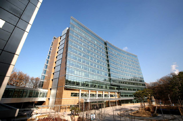 2008년 개원한 삼성서울병원 암병원은 17개 전문센터, 728병상 규모로 운영되고 있다.