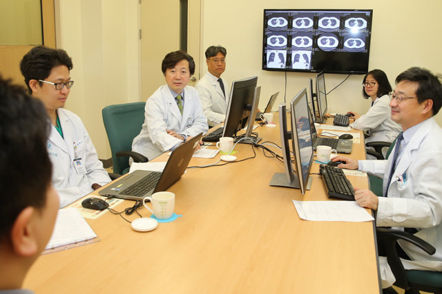 서울아산병원 암통합진료센터에서 진료과 교수들이 대장암 환자에게 치료계획을 설명하고 있다.