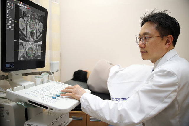 강석호 고려대 안암병원 비뇨의학과 교수가 전립선암이 의심되는 환자를 정확하게 진단하기 위해 ‘퓨전 MRI-초음파’를 이용해 검사를 하고 있다. 고려대 안암병원 제공