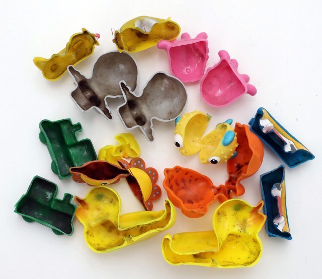 아이의 ‘목욕 친구’인 고무오리는 겉과 속이 다른 녀석이었다. 네 살배기가 3년간 써온 고무오리를 4일 열어보니 안은 곰팡이와 물때로 가득했다. 최근 해외 연구팀은 물놀이 장난감 1개당 세균이 13억 마리씩 검출됐다고 발표했다.  양회성 기자 yohan@donga.com