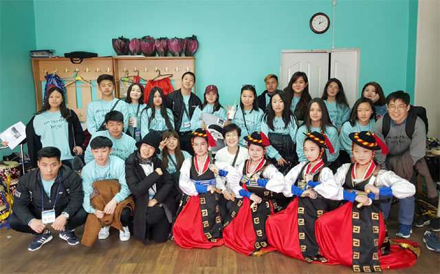 한국전력이 광주에 사는 고려인 자녀들을 대상으로 한 한민족 역사 찾기 프로그램의 일환으로 러시아 우수리스크 고려인 문화센터에서 진행한 현지 청소년 공연 이후 촬영하고 있다. 한국전력 제공