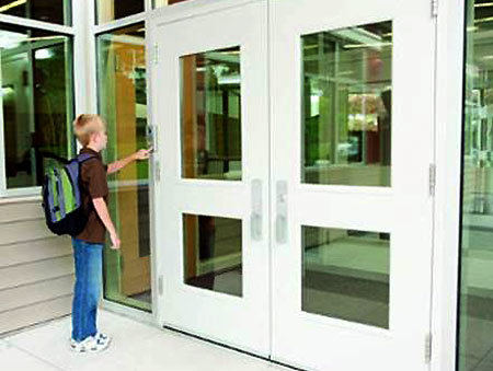 美선 벨 눌러야 미국 버지니아주의 한 중학교에서 학생이 학교 건물 안으로 들어가기 위해 벨을 누른 후 자신의 신원을 밝히고 있다. 사진 출처 보안업체 캠퍼스 세이프티 홈페이지