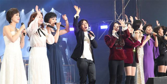 3일 오후 평양 류경정주영체육관에서 열린 남북 예술단 합동공연 ‘우리는 하나’에서 삼지연관현악단이 편곡한 ‘우리의 소원’을 이선희(가운데), 레드벨벳 아이린 예리 등 남한 가수들과 북한 가수들이 함께 부르고 있다. 평양=사진공동취재단
