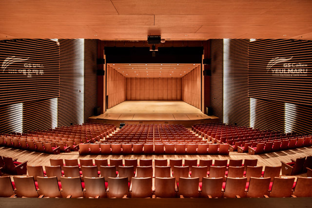 1021석을 갖춘 예울마루 대극장은 최고 수준의 음향·조명시설을 갖춰 예술인들의 전국 투어 필수 코스가 됐다. 예울마루 제공