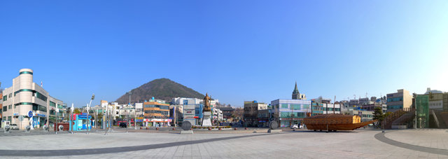 전남 여수시 중앙동 이순신광장과 그 주변에는 이순신 장군과 전라좌수영 등 유적이 많아 살아 있는 역사기행 코스다.