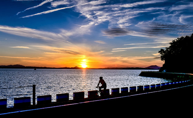 전남 여수 화양반도는 붉은 노을과 해안선이 아름답기로 유명하다. 여수시 율촌면에서 화양면까지 이어지는 여자만 갯노을길을 붉은 노을을 보며 자전거를 타거나 걸어갈수 있는 힐링코스다. 여수시 제공